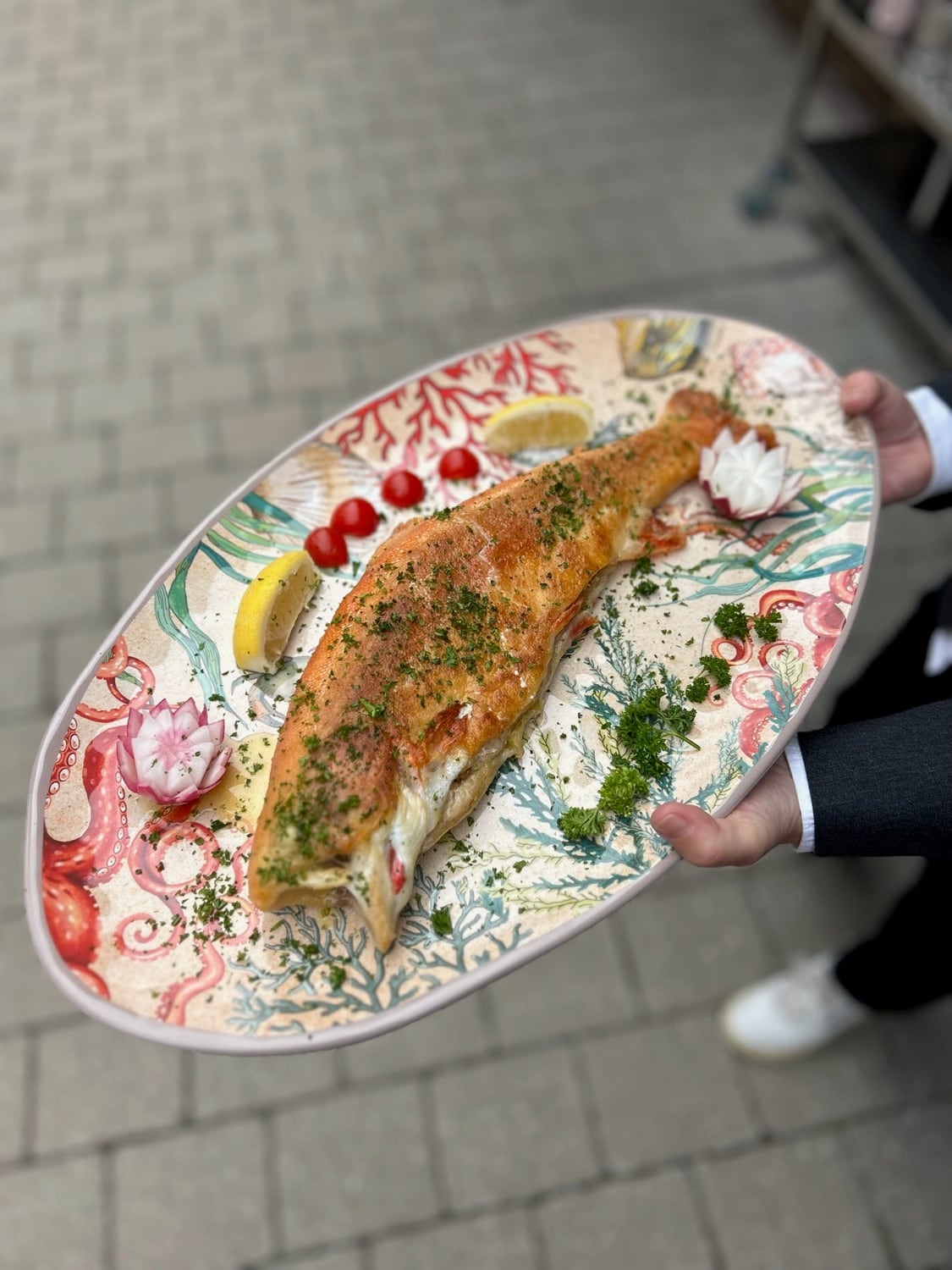Platte mit frischen Süßwasserfischen