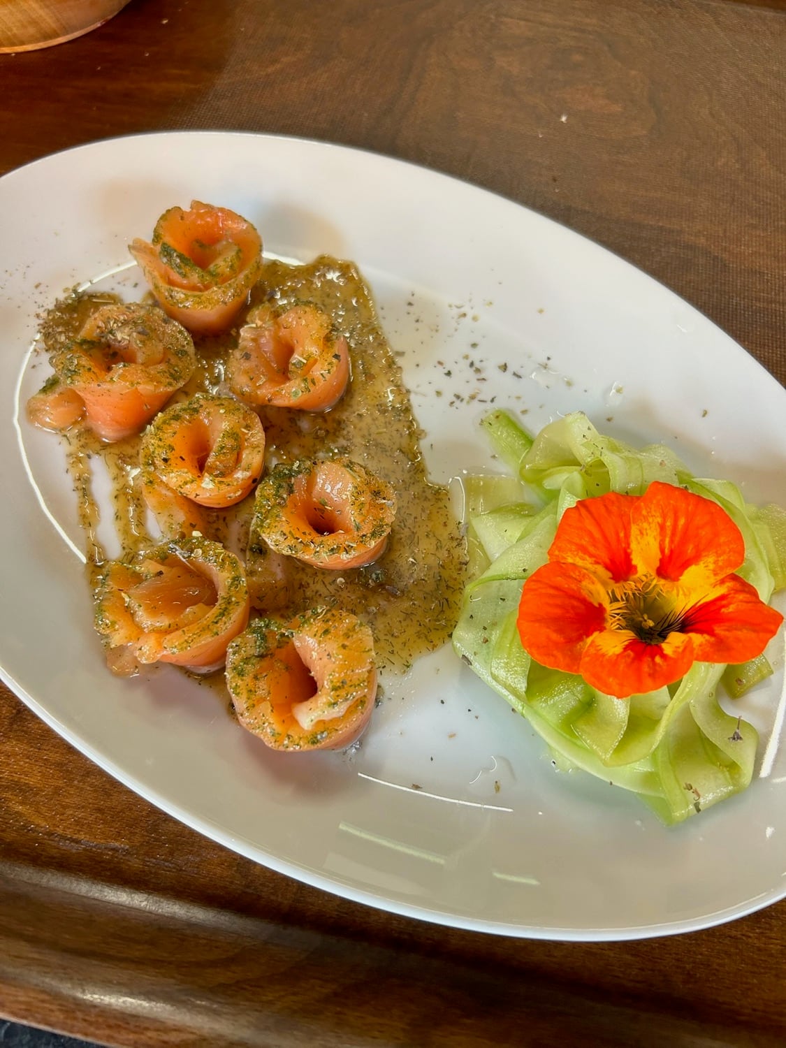 Gebeiztes Lachsforellenfilet mit marinierter Gurke